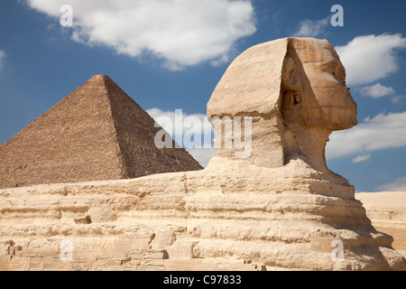 Vue du Sphinx sur fond des pyramides de Gizeh Banque D'Images