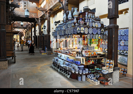 Les couloirs et l'architecture arabe dans le Souk Madinat Jumeirah,, Dubaï, Émirats arabes unis, Moyen Orient Banque D'Images