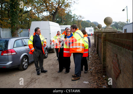 16 novembre 2011. Dale Farm, Essex, Royaume-Uni. Les agents du conseil de Basildon visiter Dale Farm, Basildon, pour servir avis d'exécution sur certains voyageurs qui se sont installés sur la route sur le côté illégal du site. Banque D'Images