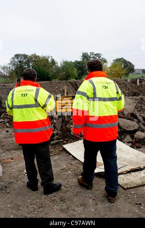 16 novembre 2011. Dale Farm Essex, UK. Les agents du conseil de Basildon visiter Dale Farm, Basildon, pour servir avis d'exécution sur certains voyageurs qui se sont installés sur la route sur le côté illégal du site. Banque D'Images