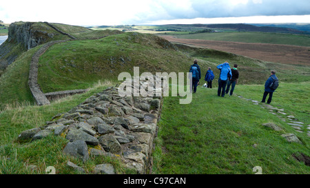 Un groupe de marcheurs se dirigent vers l'est le long de l'Housesteads au Patrimoine Mondial de l'Unesco dans le Northumberland Mur d'Hadrien au nord de l'Angleterre UK KATHY DEWITT Banque D'Images