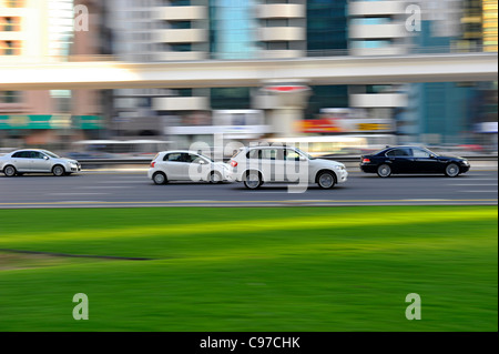 La circulation rapide sur Sheikh Zayed Road, Al Satwa, Dubaï, Émirats arabes unis, Moyen Orient Banque D'Images