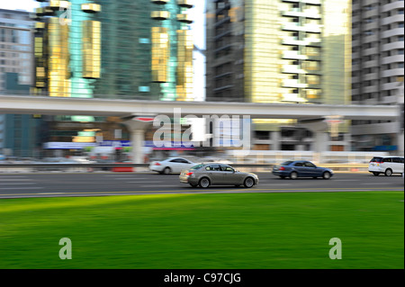 La circulation rapide sur Sheikh Zayed Road, Al Satwa, Dubaï, Émirats arabes unis, Moyen Orient Banque D'Images