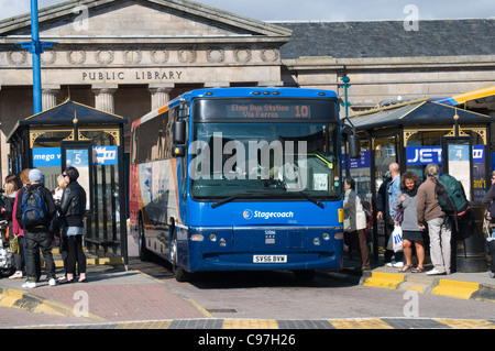 Passagers attendent à la gare routière d'Inverness en Écosse pour leurs bus. Une diligence Volvo B7R avec Plaxton carrosserie ira à Elgin Banque D'Images