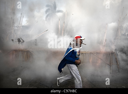 Las Parrandas de Remedios, Cuba, la veille de Noël. Enregistrée au début du festival au cours de la première salve de roquettes qui vont dans toutes les directions Banque D'Images