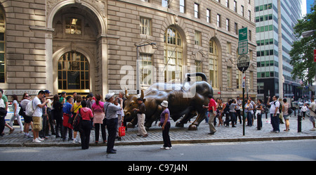 Attraction touristique 'bullish' Wall Street Bull par Arturo di Modica tourisme favori dans le quartier financier de la ville de New York. Banque D'Images