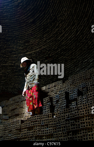 Travailleur Khmer à partir de la Briqueterie Banque D'Images