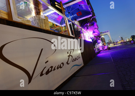 PIANO PLAGE Beach club, lifestyle, club, l'architecture moderne, Neumuehlen district, ville hanséatique de Hambourg, Allemagne, Europe Banque D'Images