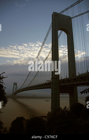 Verrazano Narrows Bridge reliant Staten Island à Brooklyn et se lève tôt light Banque D'Images