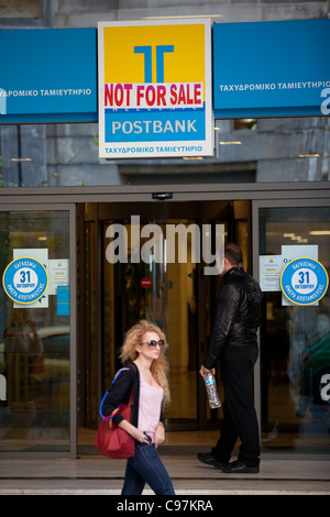 TT Hellenic Postbank avec signe pas à vendre au cours de ralentissement économique à Athènes, Grèce. Banque D'Images