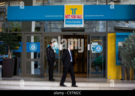 TT Hellenic Postbank avec signe pas à vendre au cours de ralentissement économique à Athènes, Grèce. Banque D'Images