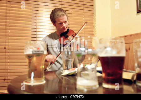 L'Irlande. L'homme qui joue de la guitare et la musique en irsh pub local. Banque D'Images