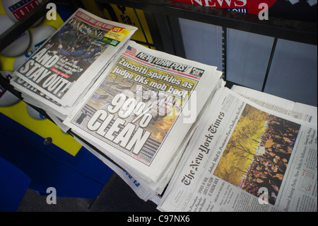 Titres de presse à New York Rapport sur les jours précédents l'expulsion des manifestants d'Occupy Wall Street Zuccotti Park Banque D'Images