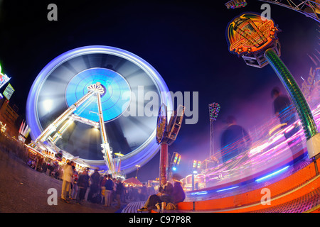 Grande roue Hamburger Dom fête foraine, zone Heiligengeistfeld, ville hanséatique de Hambourg, Allemagne, Europe Banque D'Images