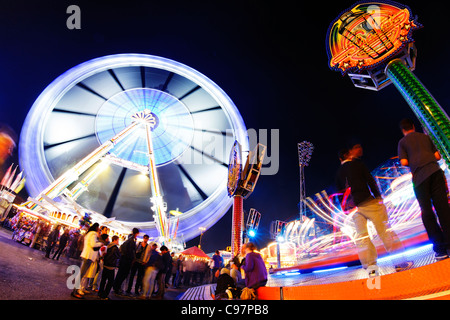 Grande roue Hamburger Dom fête foraine, zone Heiligengeistfeld, ville hanséatique de Hambourg, Allemagne, Europe Banque D'Images