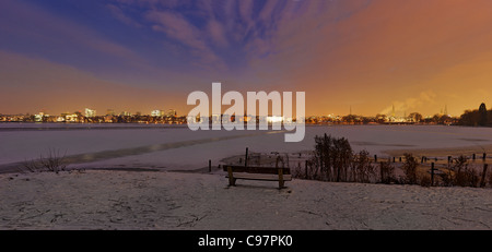 Panorama, hiver, lac Alster extérieur Winterhude, district, ville hanséatique de Hambourg, Allemagne, Europe Banque D'Images