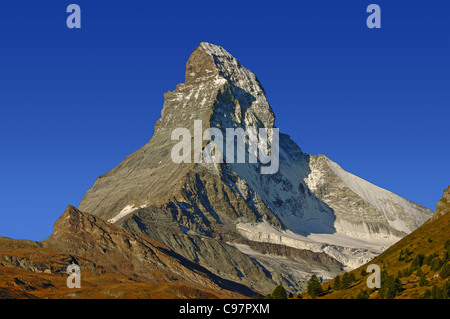 Le Matterhorn est aux frontières de la Suisse et l'Italie. C'est 4 478 mètres de haut. Il surplombe la ville de Zermatt . Banque D'Images