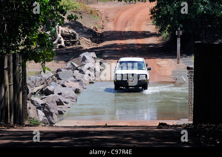 Pick up blanc conduisant par Cahills River Crossing à l'Est de la rivière Alligator Kakadu, Territoire du Nord,ou,Top End Australie Banque D'Images