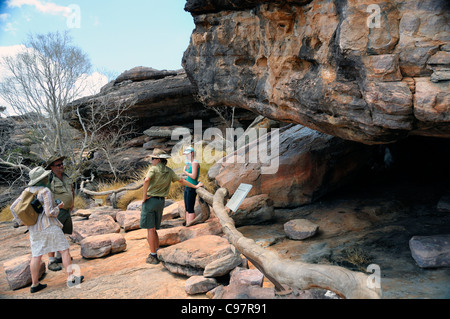 Deux guides de touristes donnant parler sur l'art autochtone dans l'Ubirr au site du patrimoine mondial de l'UNESCO, le Parc National de Kakadu, Territoire du Nord, Australie Banque D'Images