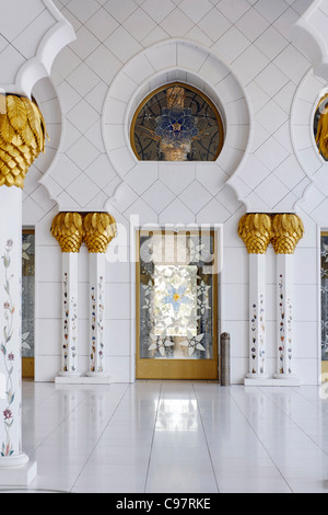 Colonnade, cour intérieure, Grande Mosquée de Sheikh Zayed, la troisième plus grande mosquée du monde, Al Maqtaa, Abu Dhabi Banque D'Images