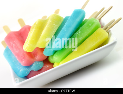 La crème glacée coloré pop dans une assiette blanche, Close up Banque D'Images