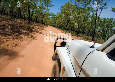 Quatre roues motrices conduisant par savane boisée dans le Kakadu National Park, Territoire du Nord, Australie Banque D'Images