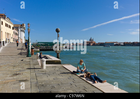 Les gens se détendre le long de canal de la Giudecca, Venise, Vénétie, Italie, Europe Banque D'Images
