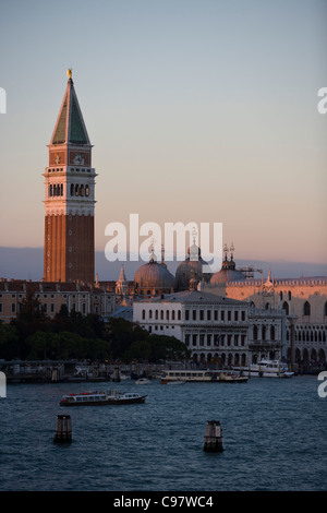 Tour Campanile Campanile di San Marco et Basilica di San Marco vu de bateau de croisière MS Delphin Venise Vénétie Italie Europe Banque D'Images