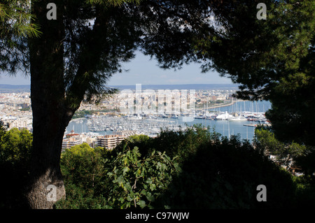 Vue de Palma la capitale de l'île méditerranéenne de Majorque / Mallorca de Castillo de Bellver et donnant sur le port Banque D'Images