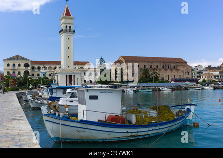 Bateaux de pêche dans le port avec l'église Saint Jean à l'arrière-plan, la ville de Zakynthos, Zakynthos, Grèce, Europe Banque D'Images