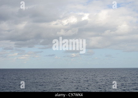 Un paysage marin de la mer de nuages ciel et d'horizon à partir de la Cala Figuera sur l'île méditerranéenne de Majorque Banque D'Images