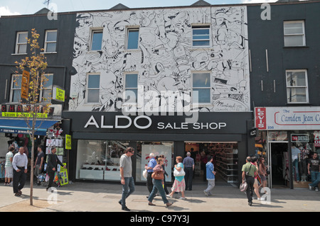 L'Aldo Vente Commerce (mode) sur Camden High Street, près de Camden Market, à Camden Town, Londres, UK Banque D'Images