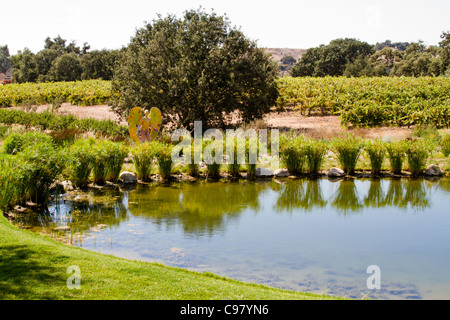 Étang et statue d'angle à Beckmen Winery à Los Olivos, en Californie Banque D'Images