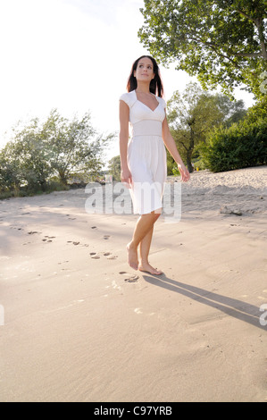 Femme, 30 ans, marche sur la plage de l'Elbe, Hambourg, Allemagne, Europe Banque D'Images