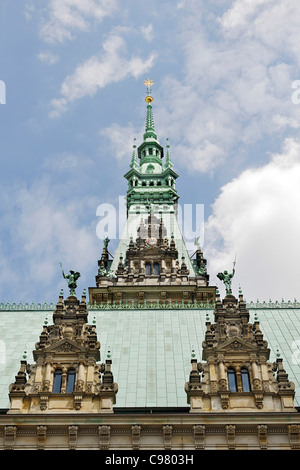 Façade de l'Hôtel de Ville, Détail, ligne supérieure de windows avec windows sur le pignon du toit en cuivre, de détail, de l'Hôtel de Ville Hambourg Banque D'Images