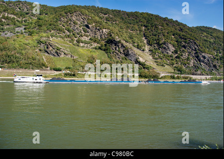 Transport de charbon sur le Rhin, Bacharach, Rheinland-Pfalz, Allemagne Banque D'Images