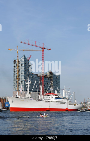 Philharmonic Hall en construction et le Cap San Diego Museum Ship, Elbe, Hambourg, Allemagne, Europe Banque D'Images