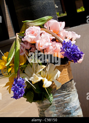 Fleurs en plastique attaché à un lampadaire du centre-ville de Sheffield, South Yorkshire, Angleterre, Royaume-Uni Banque D'Images