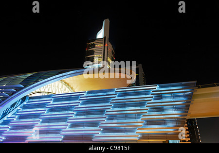 La station de métro de la LLUH, photo de nuit, le centre-ville de Dubai, Dubaï, Émirats arabes unis, Moyen Orient Banque D'Images