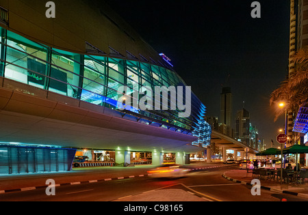 La station de métro de la LLUH, photo de nuit, le centre-ville de Dubai, Dubaï, Émirats arabes unis, Moyen Orient Banque D'Images