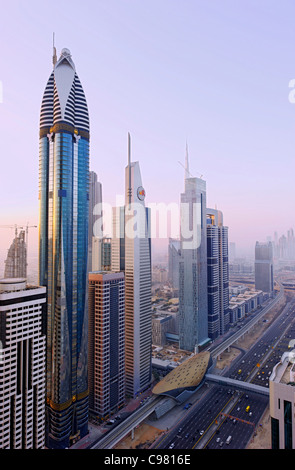 Vue sur le centre-ville de Dubaï, tours, gratte-ciel, d'hôtels, l'architecture moderne, Sheikh Zayed Road, Dubai Financial District Banque D'Images