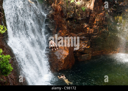 Couple swimming à Florence Falls dans la région de Litchfield National Park, Territoire du Nord, Australie Banque D'Images