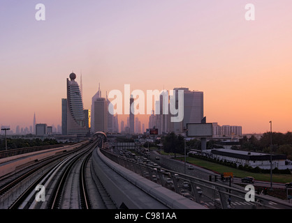 Voir le métro sur Sheikh Zayed Road, coucher du soleil, le centre-ville de Dubai, Dubaï, Émirats arabes unis, Moyen Orient Banque D'Images