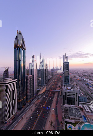 Vue sur le centre-ville de Dubaï, tours, gratte-ciel, d'hôtels, l'architecture moderne, Sheikh Zayed Road, du quartier financier, Dubaï Banque D'Images