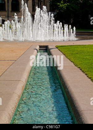 Dispositif de l'eau et de la fontaine à Sheffield des jardins de la paix du centre-ville de Sheffield, South Yorkshire, Angleterre, Royaume-Uni Banque D'Images