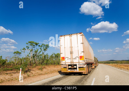 Roulant derrière road train sur l'autoroute, près de Darwin, Territoire du Nord, Australie Banque D'Images