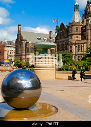 Les Jardins de la paix dans la région de Sheffield Sheffield City Centre South Yorkshire Angleterre UK avec l'hôtel de ville visible derrière et sphère en acier Banque D'Images