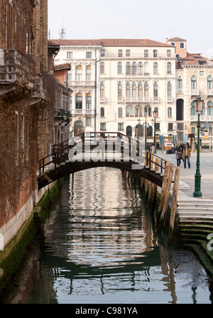 Vue depuis juste en dehors de la Sanata Maria della Salute à Venise, montrant un petit pont de bois sur un canal Banque D'Images