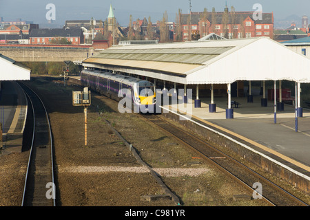 La gare de Bolton vu du pont de la rue d'Orlando avec une classe d'attente 180 Northern Rail diesel électriques. Banque D'Images