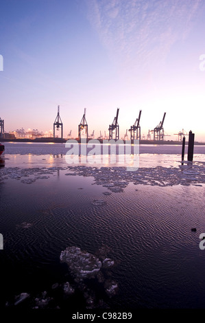 Plaques de glace flottante dans le port de Hambourg, grues portuaires, dans la soirée, Hambourg, Allemagne, Europe Banque D'Images